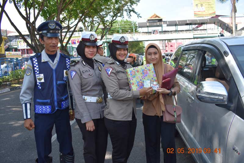 Sat Lantas Polresta Pekanbaru Berikan Hadiah Kepada Pengendara Yang Tertib Lalu Lintas